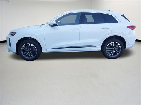 Used 2025 Audi Q5 Premium w/ Convenience Package image 2