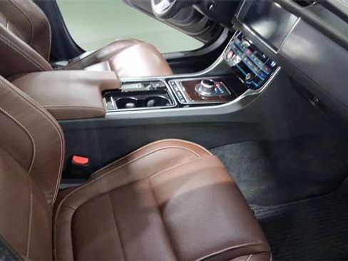 Used 2018 Jaguar XF R-Sport image 14