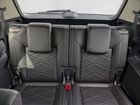 Used 2025 Volkswagen Atlas SE image 19