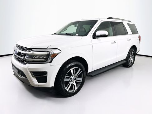 Used 2024 Ford Expedition Limited image 3