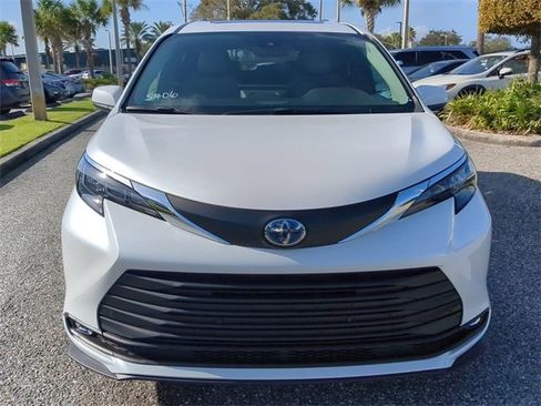 New 2026 Toyota Sienna XLE image 9