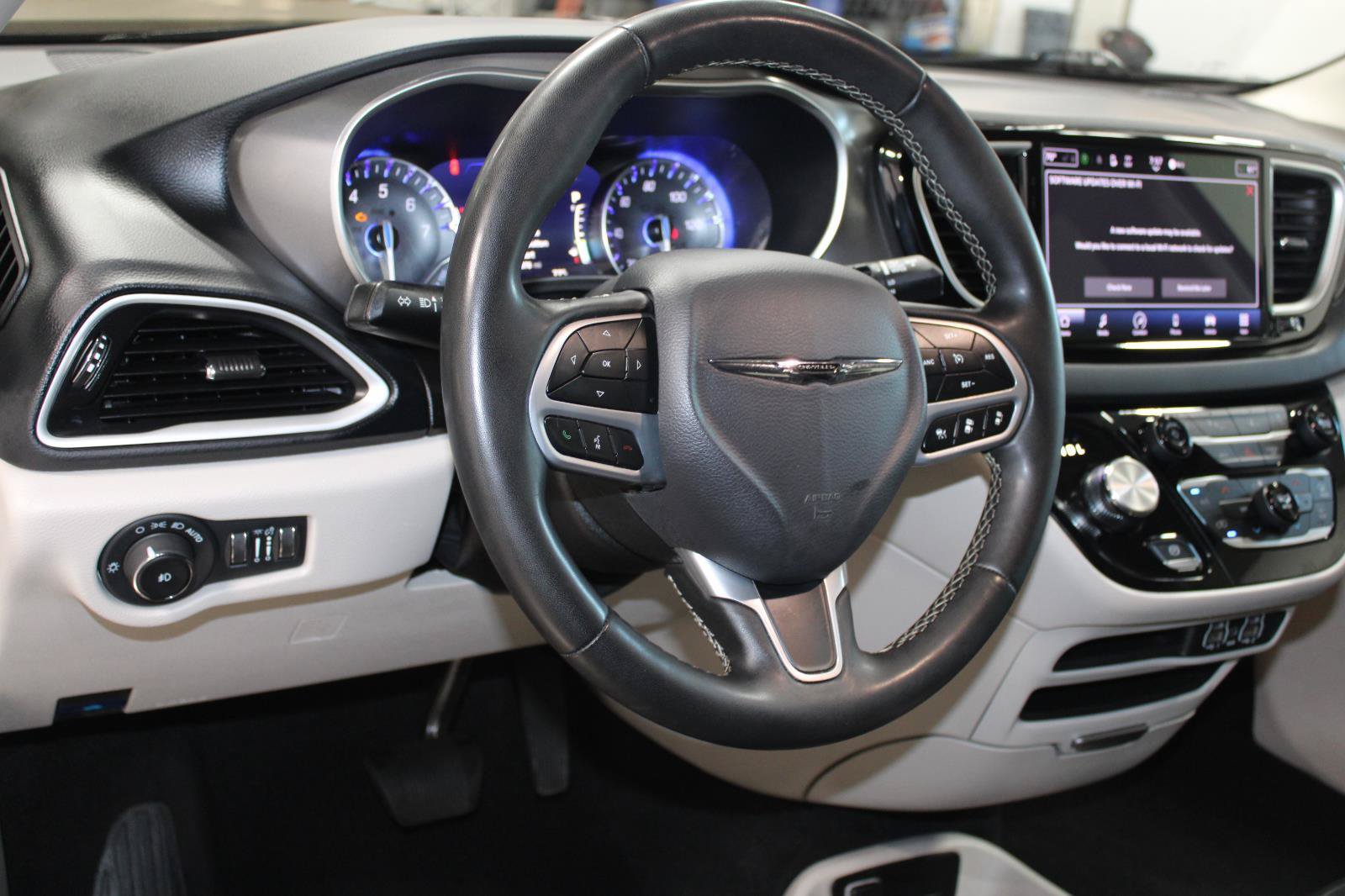 Used 2023 Chrysler Pacifica Touring-L FWD image 28