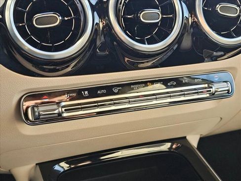 Used 2025 Mercedes-Benz GLA 250 4MATIC image 26