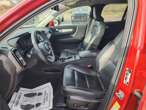 Used 2023 Volvo XC40 B5 Core image 19