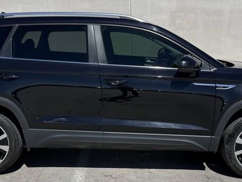 Used 2022 Volkswagen Taos SE image 2