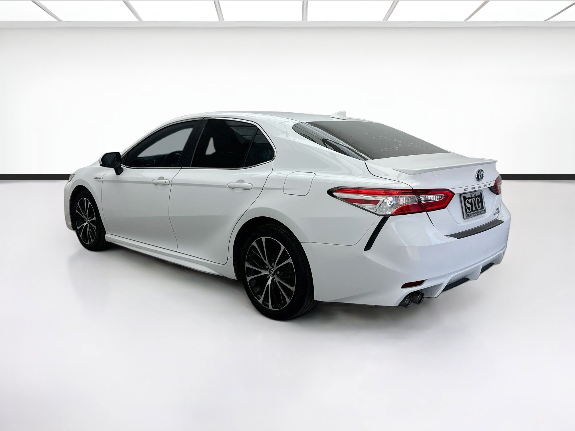 Used 2020 Toyota Camry SE w/ Carpet Mat Package FWD image 6