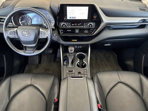 Used 2023 Toyota Highlander XLE AWD/4WD image 3