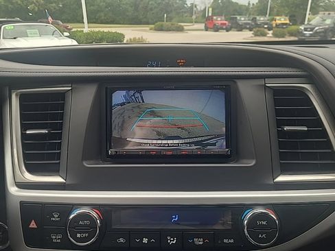 Used 2018 Toyota Highlander XLE AWD/4WD image 23