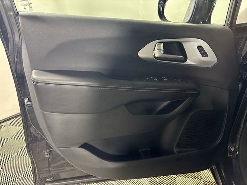 New 2026 Chrysler Pacifica Limited image 10