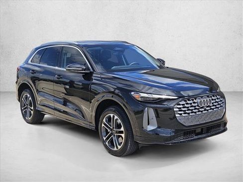 Certified 2025 Audi Q5 Premium AWD/4WD image 3
