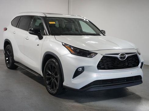 Used 2022 Toyota Highlander XLE FWD image 3