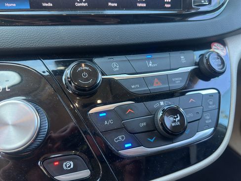 Used 2022 Chrysler Pacifica Touring-L FWD image 31
