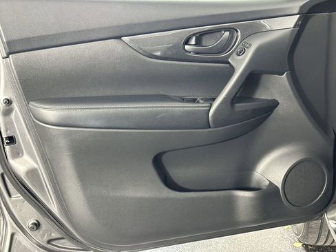 Used 2020 Nissan Rogue S image 33