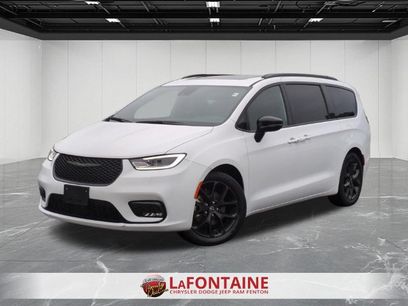 Used 2025 Chrysler Pacifica Limited