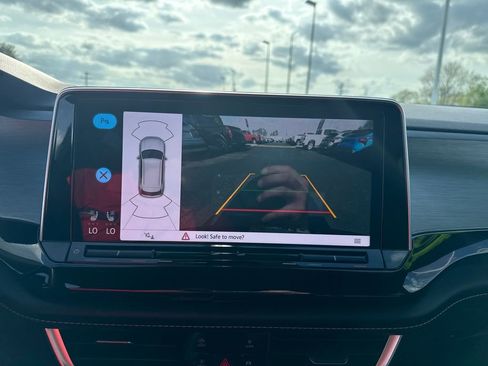 Used 2025 Volkswagen Atlas Cross Sport SE image 24