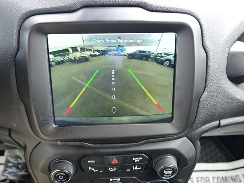 Used 2021 Jeep Renegade Latitude w/ Luxury Group II image 24