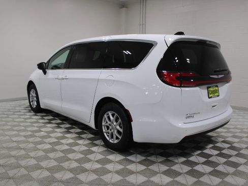 Used 2024 Chrysler Pacifica Touring-L image 9