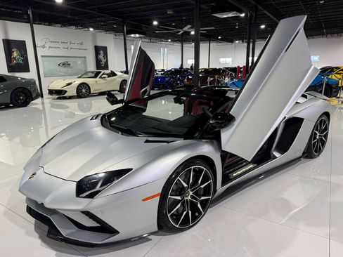 Used 2018 Lamborghini Aventador S image 11