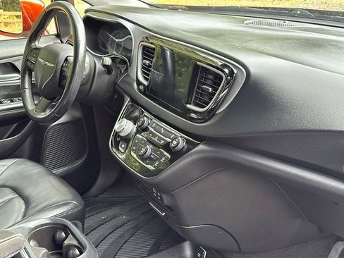 Used 2018 Chrysler Pacifica Touring-L w/ Premium Audio Group FWD image 30