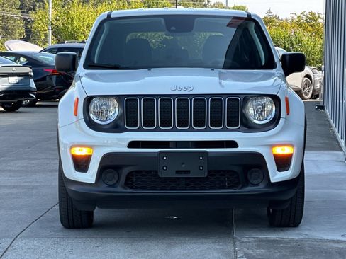 Used 2023 Jeep Renegade Latitude AWD/4WD image 8