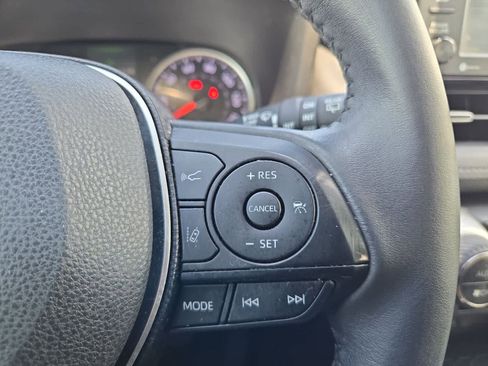Used 2020 Toyota RAV4 XLE Premium FWD image 25