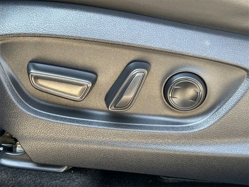 Used 2023 Toyota Crown Limited image 19