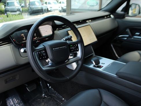 Used 2024 Land Rover Range Rover SE image 3