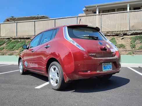 Used 2011 Nissan Leaf w/ Eco Design Pkg FWD image 3