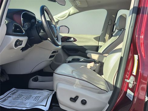 Used 2017 Chrysler Pacifica Limited image 30