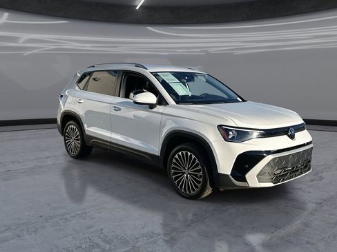 Certified 2025 Volkswagen Taos SE FWD image 2