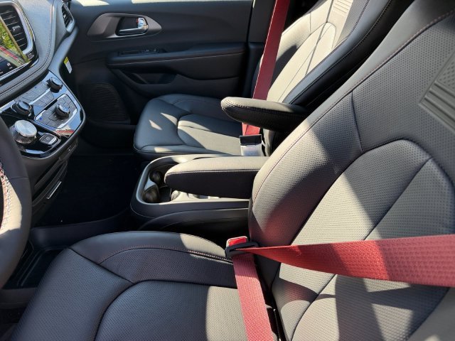 New 2027 Chrysler Pacifica Select AWD/4WD image 12