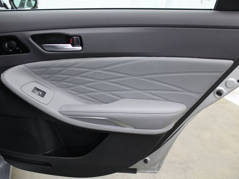 Used 2020 Toyota Avalon Limited image 21