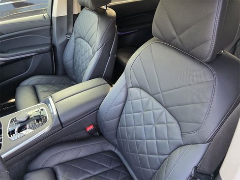 Used 2023 BMW X7 xDrive40i w/ Premium Package image 11