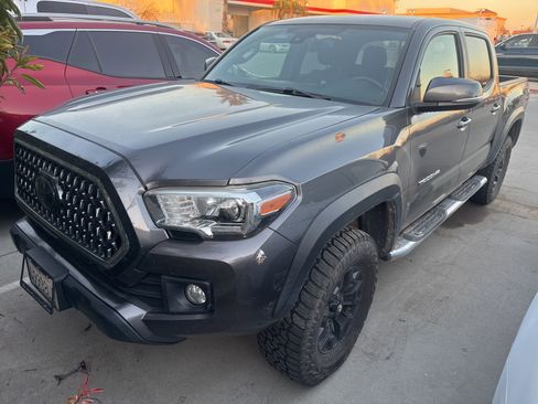 Used 2018 Toyota Tacoma SR image 1