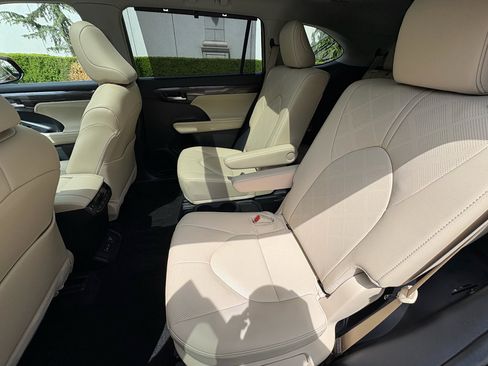 Used 2024 Toyota Highlander Platinum AWD/4WD image 36