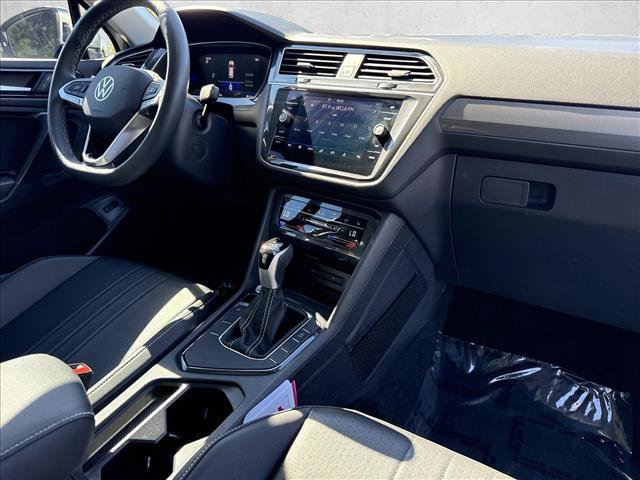 Used 2024 Volkswagen Tiguan SE w/ Panoramic Sunroof Package FWD image 23
