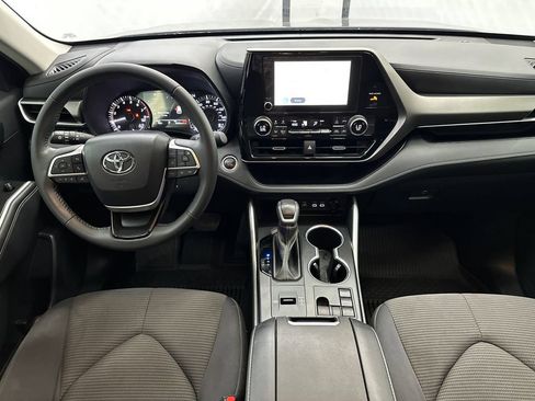 Used 2024 Toyota Highlander LE FWD image 24