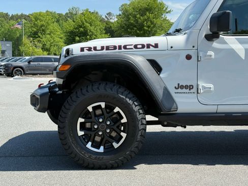 Used 2025 Jeep Wrangler Unlimited Rubicon AWD/4WD image 11