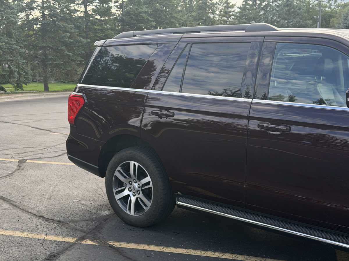 Used 2023 Ford Expedition XLT AWD/4WD image 4