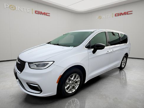 Used 2024 Chrysler Pacifica Touring-L image 3