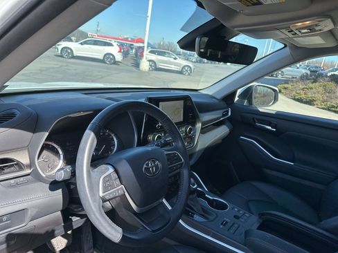 Used 2023 Toyota Highlander XLE image 11