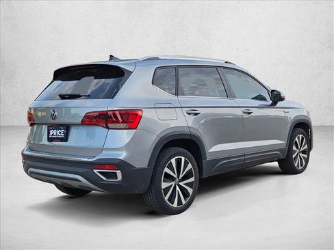 Used 2023 Volkswagen Taos SE w/ Panoramic Sunroof Package FWD image 5