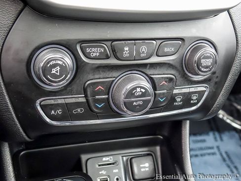 Used 2017 Jeep Cherokee Trailhawk w/ Comfort/Convenience Group image 19