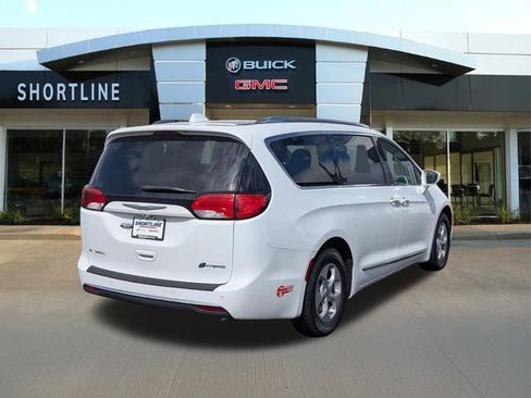 Used 2018 Chrysler Pacifica Touring-L image 3