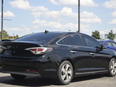 Used 2016 Hyundai Sonata Limited w/ Option Group 02 FWD image 3