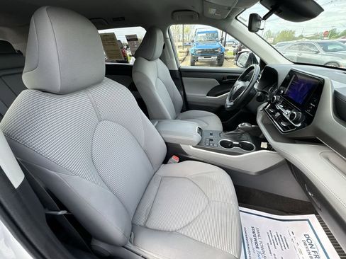 Used 2023 Toyota Highlander LE image 25