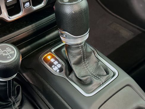 Used 2024 Jeep Wrangler Unlimited Sahara AWD/4WD image 33