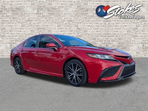 Used 2021 Toyota Camry SE image 2