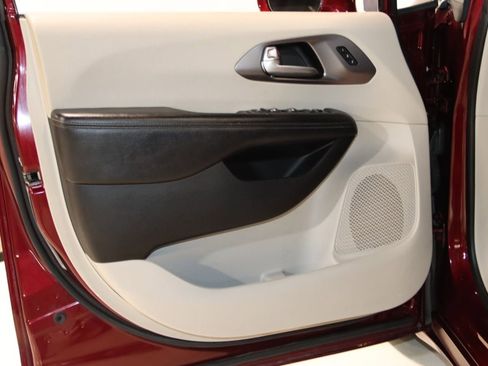 Used 2018 Chrysler Pacifica Limited FWD image 33