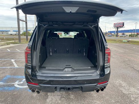 Used 2025 Chevrolet Suburban Z71 image 13